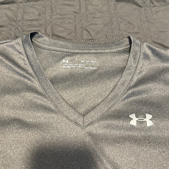 𝅺gray under armor, active T-shirt xs - Picture 2 of 3